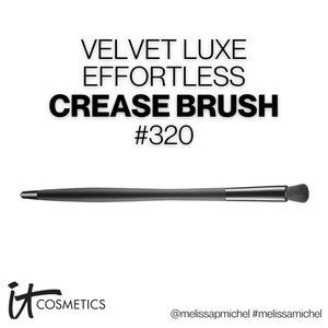 NWT it Cosmetics VELVET LUXE EFFORTLESS CREASE BRUSH #320